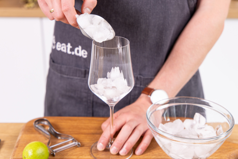 Gläser mit Eis befüllen