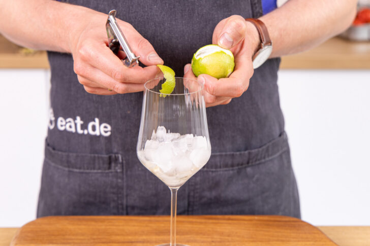 Limettenschale dazugeben