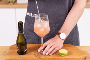 Rhabarber-Holunder-Spritz umrühren