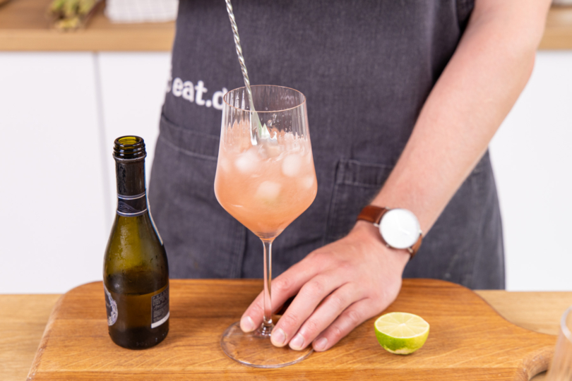 Rhabarber-Holunder-Spritz umrühren