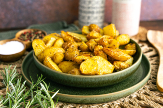 Rosmarinkartoffeln aus der Heißluftfritteuse servieren