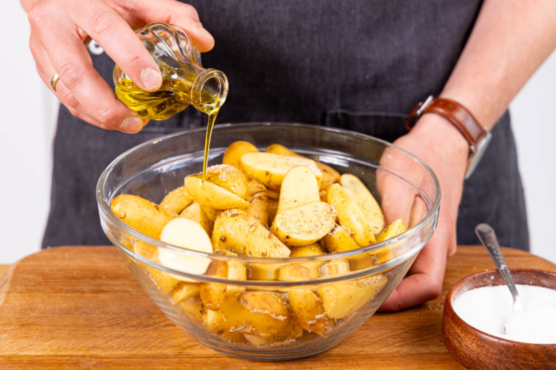 Kartoffelspalten marinieren