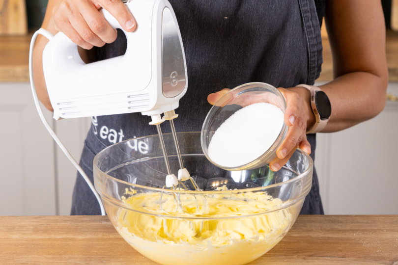 Zucker dazugeben und Butter cremig aufschlagen.