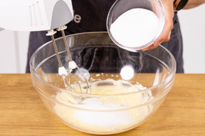 Butter mit Zucker aufschlagen