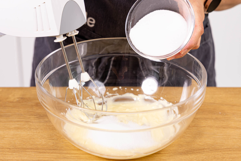 Butter mit Zucker aufschlagen