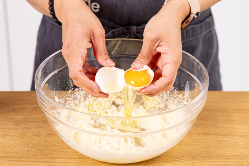 Eier einzeln unter den Teig rühren