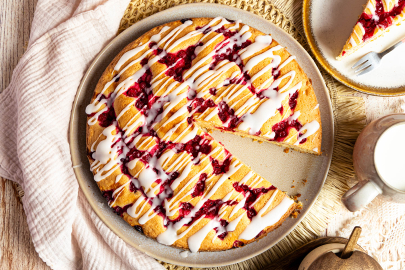 Schneller Johannisbeerkuchen mit Zuckerguss