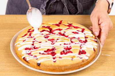 Schnellen Johannisbeerkuchen mit Zuckerguss dekorieren
