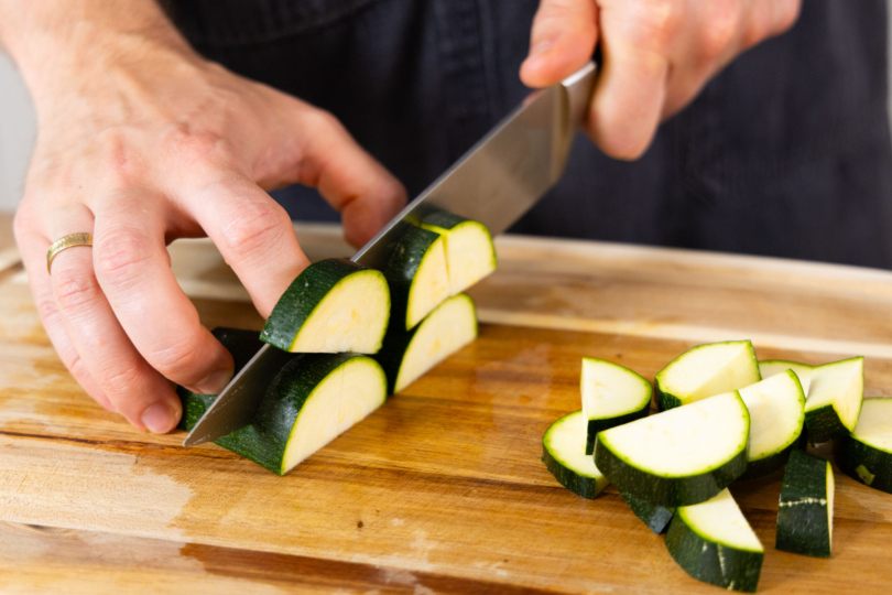 Zucchini in Stücke schneiden