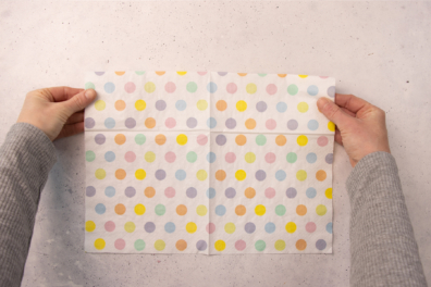 Bunte Serviette auf marmoriertem Tisch
