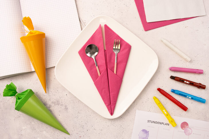 Serviette als Zuckertüte falten - Tischdeko zum Schulanfang