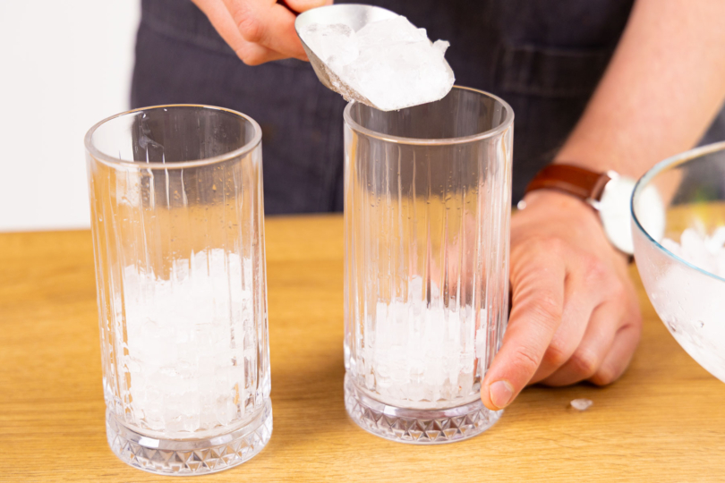 Glas mit Eis befüllen.