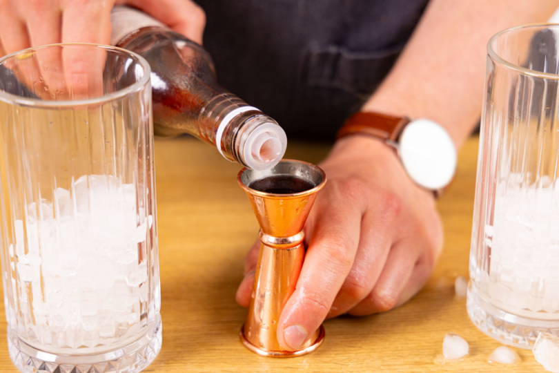 Grenadine in Glas geben.