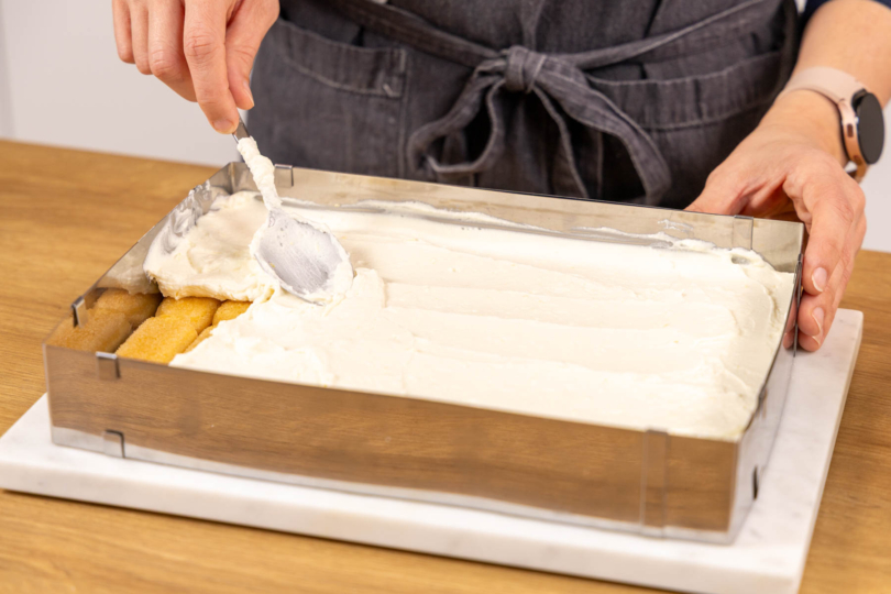 Creme auf Solero-Kuchen verstreichen