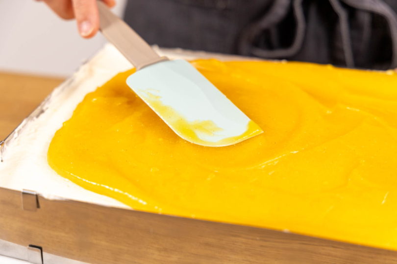 Fruchtspiegel auf Solero-Kuchen verstreichen