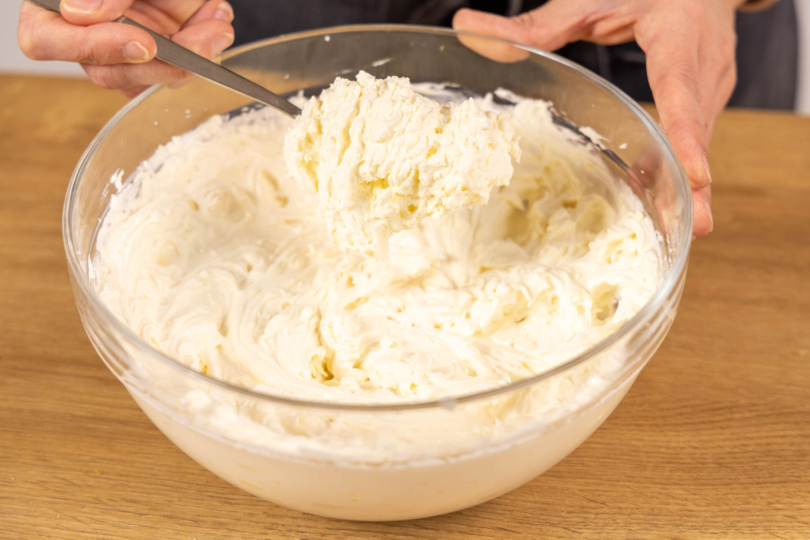 Sahne zur Creme geben