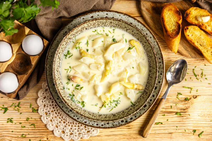 Spargelsuppe mit Ei