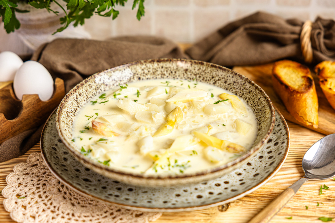 Spargelsuppe mit Ei