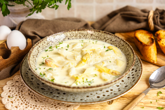 Spargelsuppe mit Ei