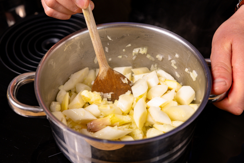 Spargel und Zwiebel anschwitzen