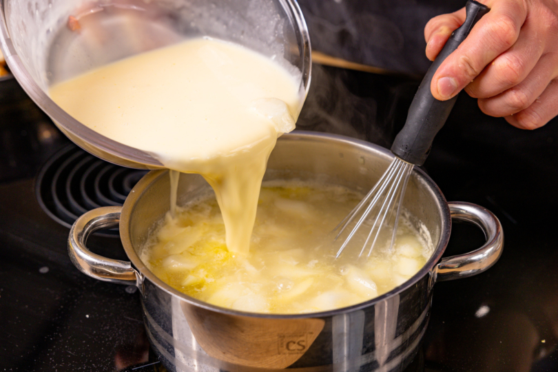 Sahne-Ei-Mischung zur Spargelsuppe geben