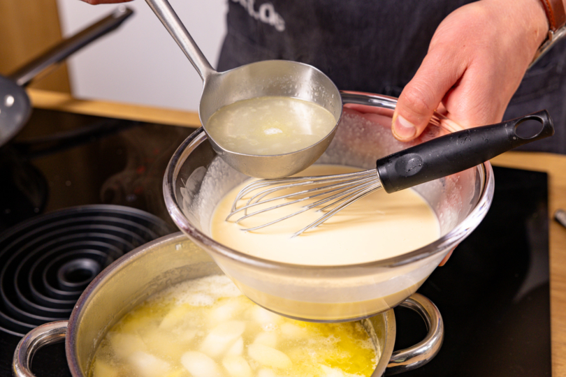 Sahne-Ei-Mischung mit Spargelfond temperieren