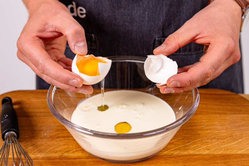 Eier und Sahne vermischen