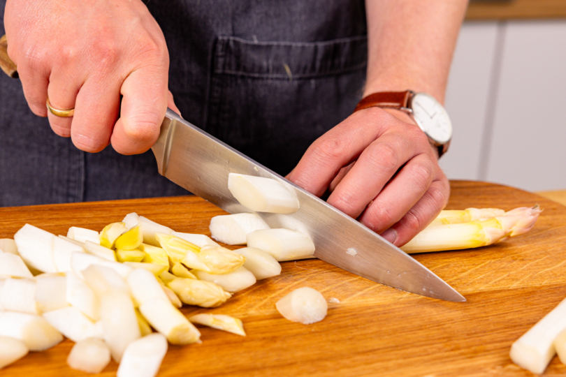 Spargel in mundegerechte Stücke schneiden