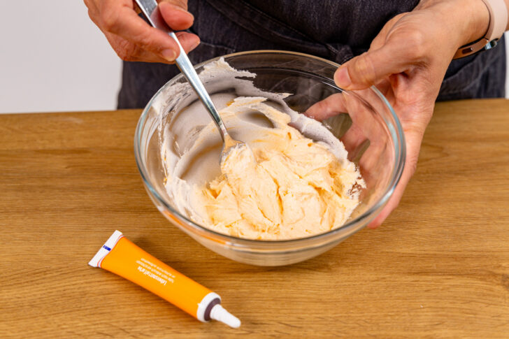 Creme gelb färben