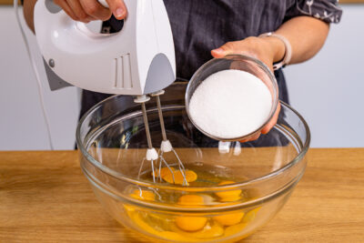 Eier mit Zucker aufschlagen