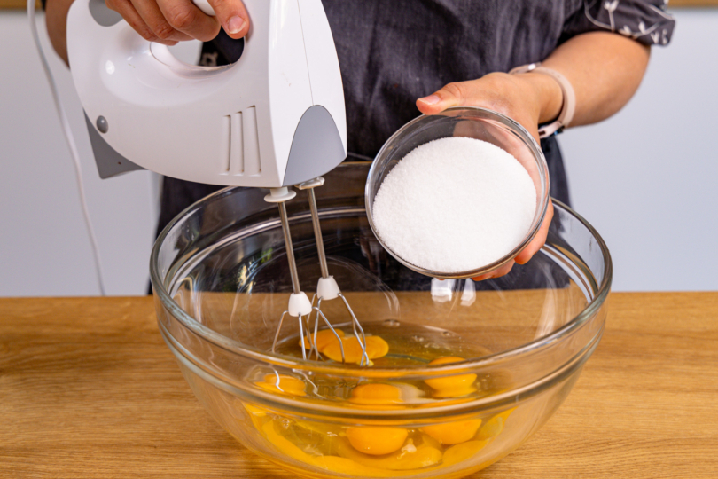 Eier mit Zucker aufschlagen