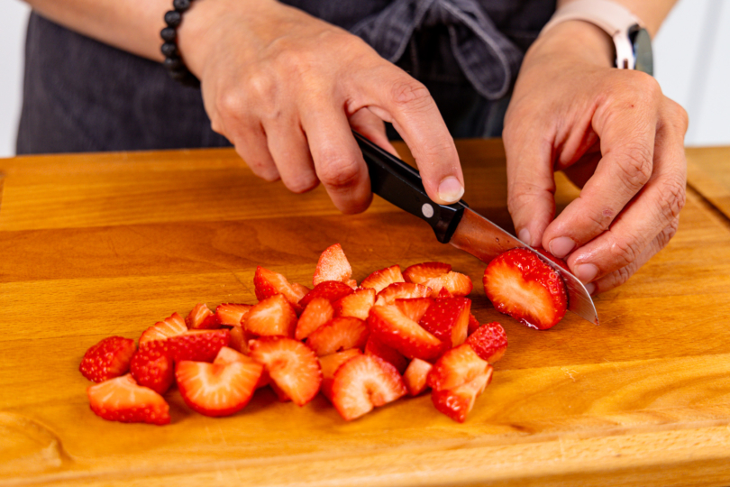 Erdbeeren in mundgerechte Stücke schneiden