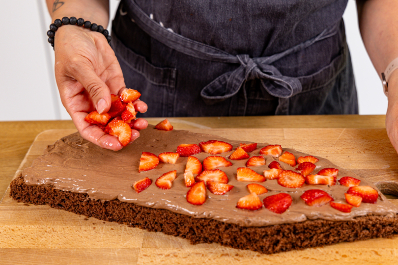 Erdbeeren auf Buttercreme gleichmäßig verteilen