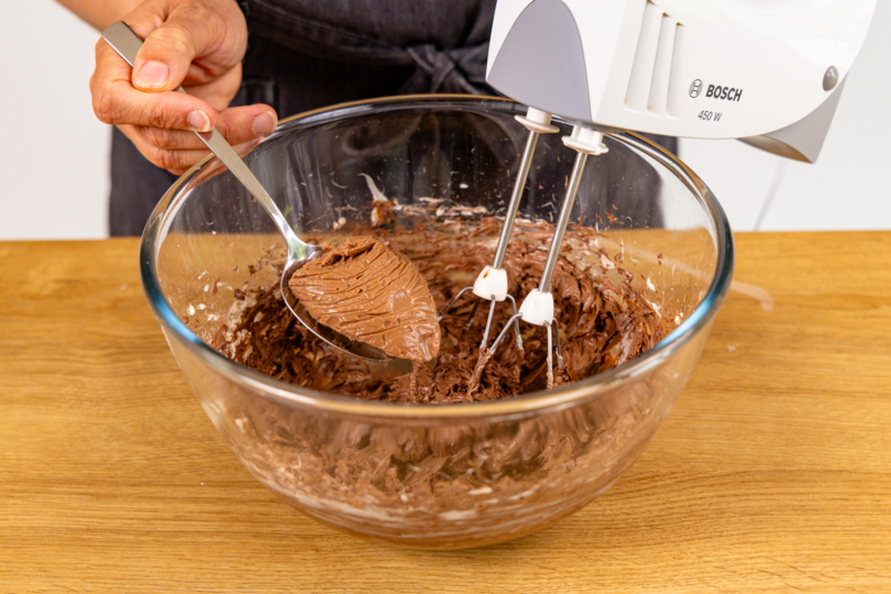 Schokoladenpudding esslöffelweise unter Buttercreme heben