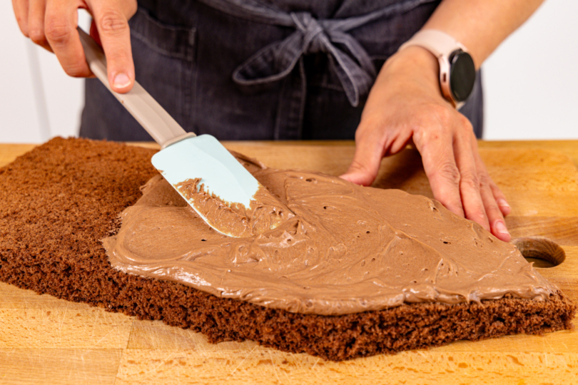 Schokobuttercreme auf Biskuit verstreichen