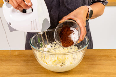 trockene Zutaten zur aufgeschlagenen Butter geben