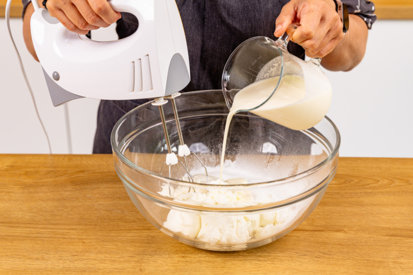 Zutaten für Cremedekoration mit Schneebesen aufschlagen