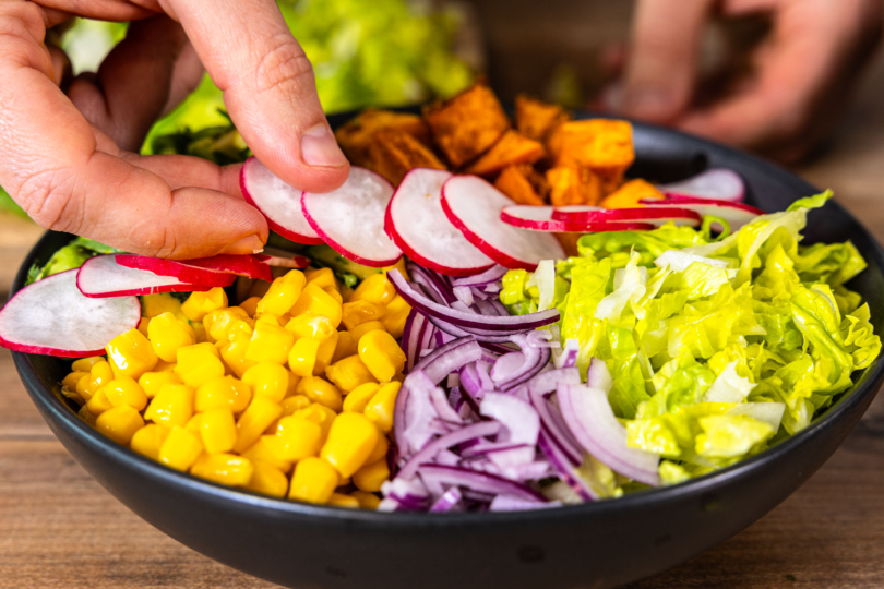 Süßkartoffel Bowl anrichten