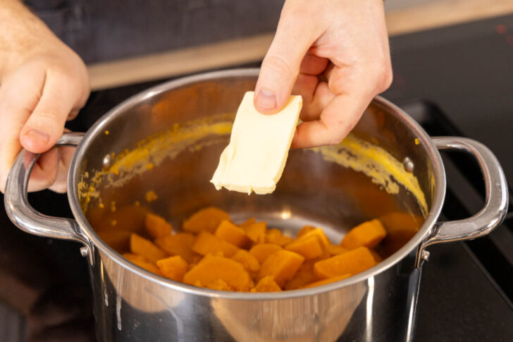 Butter zu den gekochten Kartoffelstücke geben