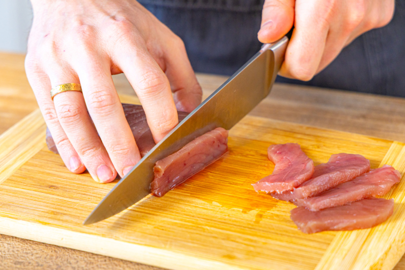 Thunfisch in Scheiben schneiden