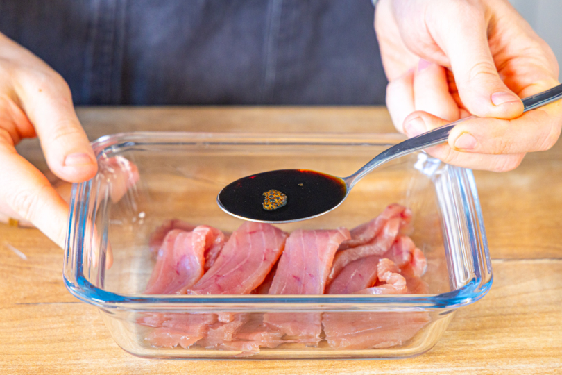 Sojasoße zu Thunfisch geben