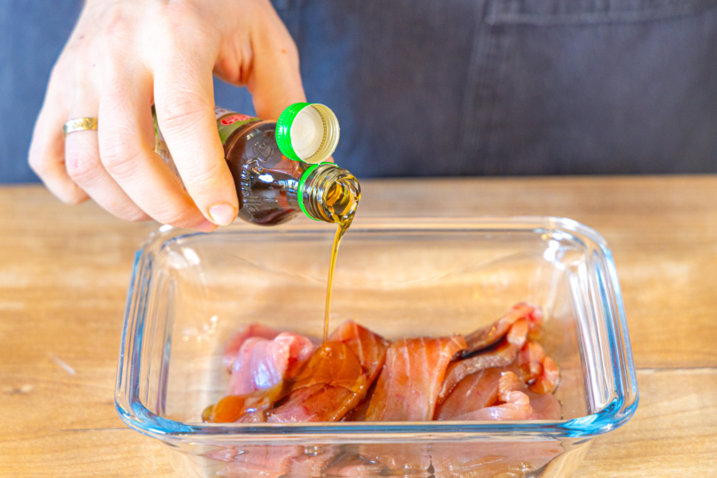 Sesamöl zu Thunfisch geben