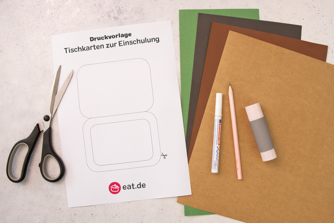 Tischkarten zur Einschulung selber machen – Bastelmaterial auf dem Tisch
