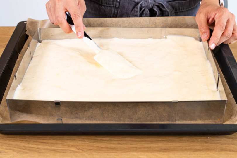 Biskuitteig auf Backblech ausstreichen und backen