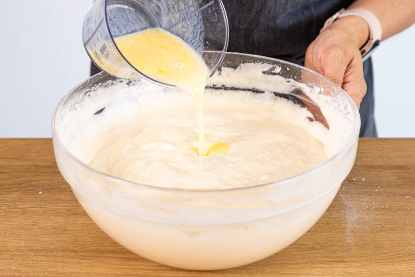 Butter und Milch im Teig unterrühren