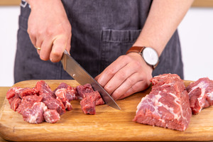 Fleisch in Stücke schneiden