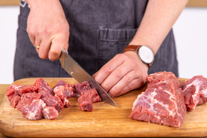 Fleisch in Stücke schneiden