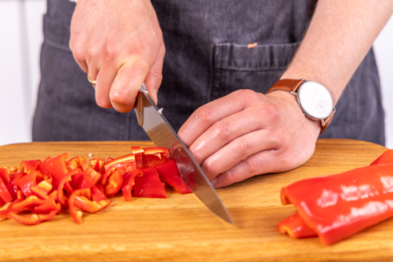 Paprika in Stücke schneiden