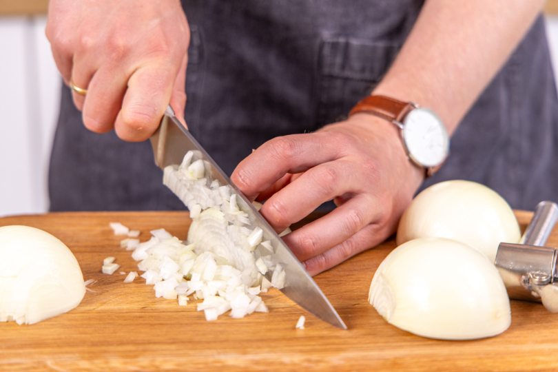 Zwiebel würfeln