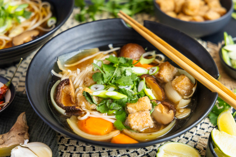 Vegane Pho: Leckere Reisnudelsuppe mit Tofu